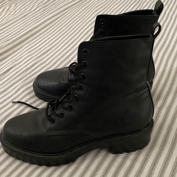 COMBAT BLACK BOOTS FOREVER21 - Picture 1 of 4